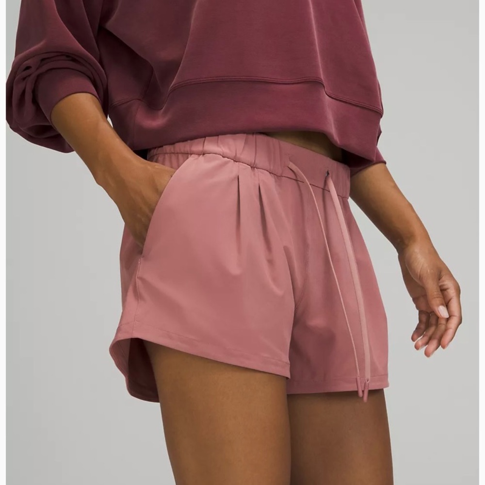 Stroll at Sundown Mid-Rise Short 3"
Lululemon Shorts Spiced Chai/Mauve